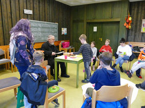 Symbolische Mantelteilung mit den Kommunionkindern (Foto: Karl-Franz Thiede)